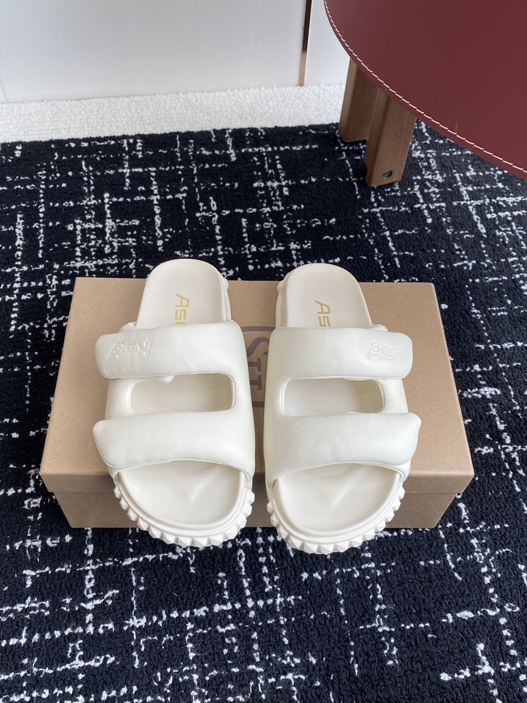 代购级
ASH 25ss 春夏季新款 系列休闲 平底 拖鞋款
专柜同步新款

质感皮面：光泽羊皮打造摩登