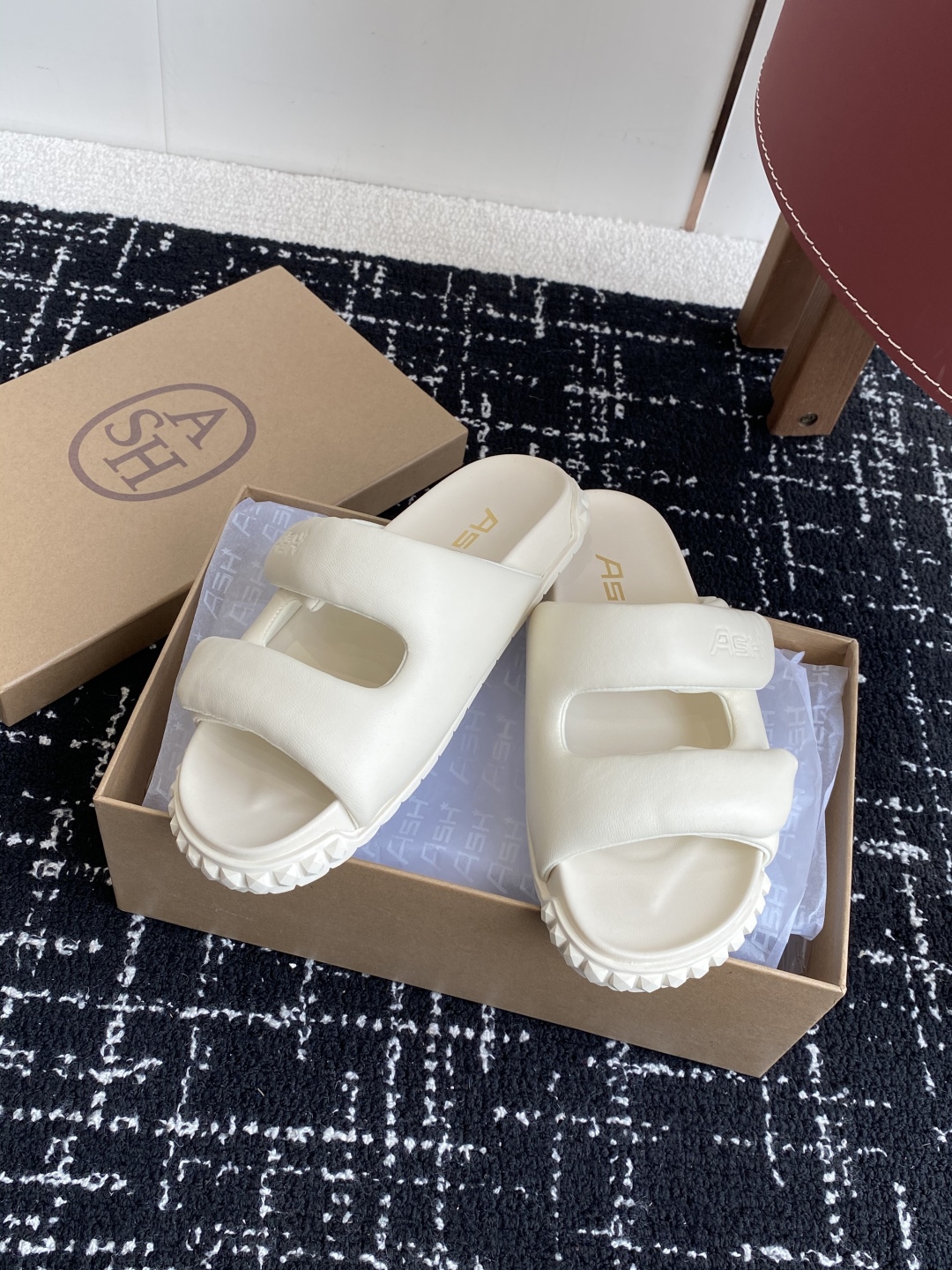 代购级
ASH 25ss 春夏季新款 系列休闲 平底 拖鞋款
专柜同步新款

质感皮面：光泽羊皮打造摩登