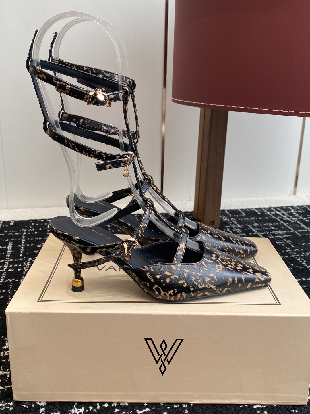 代购级
VANDA NOVAK来自意大利品牌  全网独家耗时3个月研发鞋跟独特设计重磅系列众多联手意大利