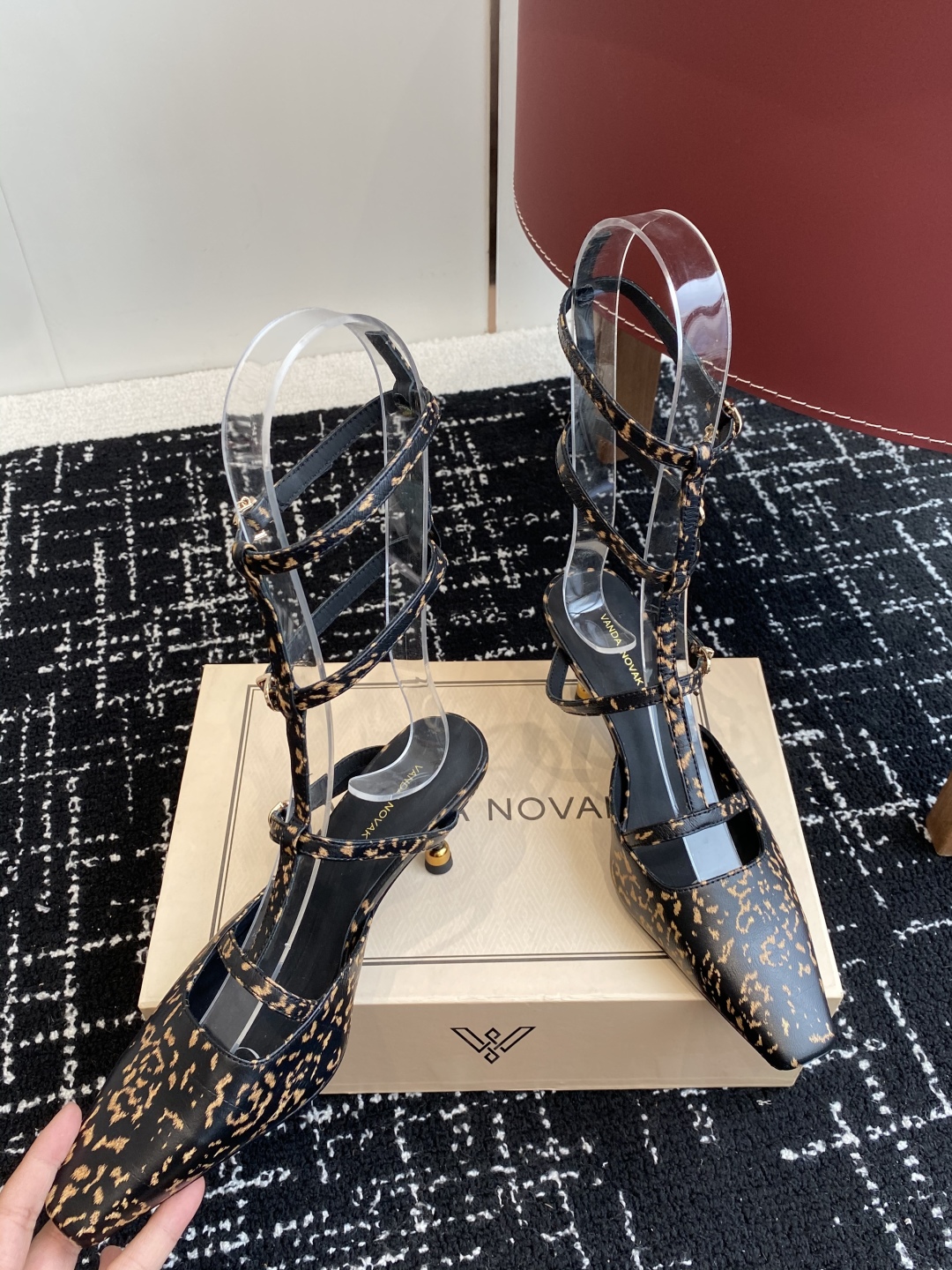 代购级
VANDA NOVAK来自意大利品牌  全网独家耗时3个月研发鞋跟独特设计重磅系列众多联手意大利