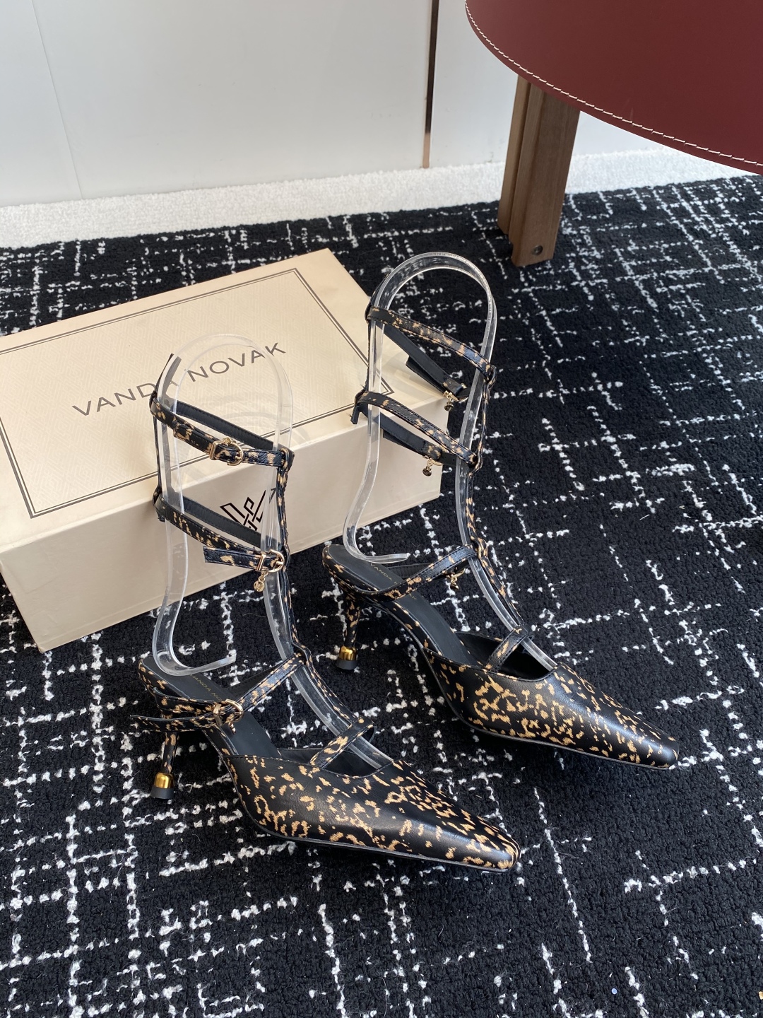 代购级
VANDA NOVAK来自意大利品牌  全网独家耗时3个月研发鞋跟独特设计重磅系列众多联手意大利