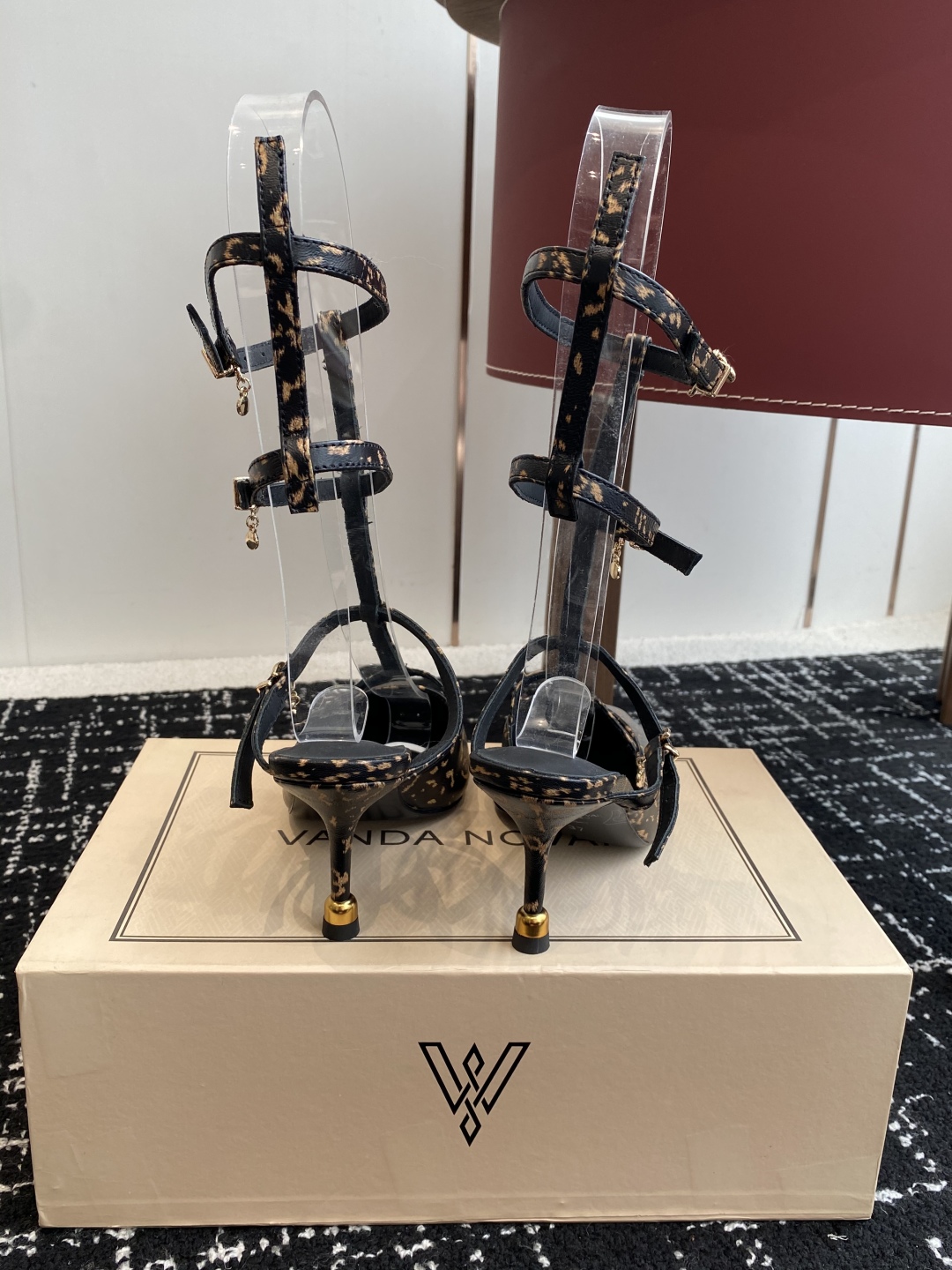 代购级
VANDA NOVAK来自意大利品牌  全网独家耗时3个月研发鞋跟独特设计重磅系列众多联手意大利