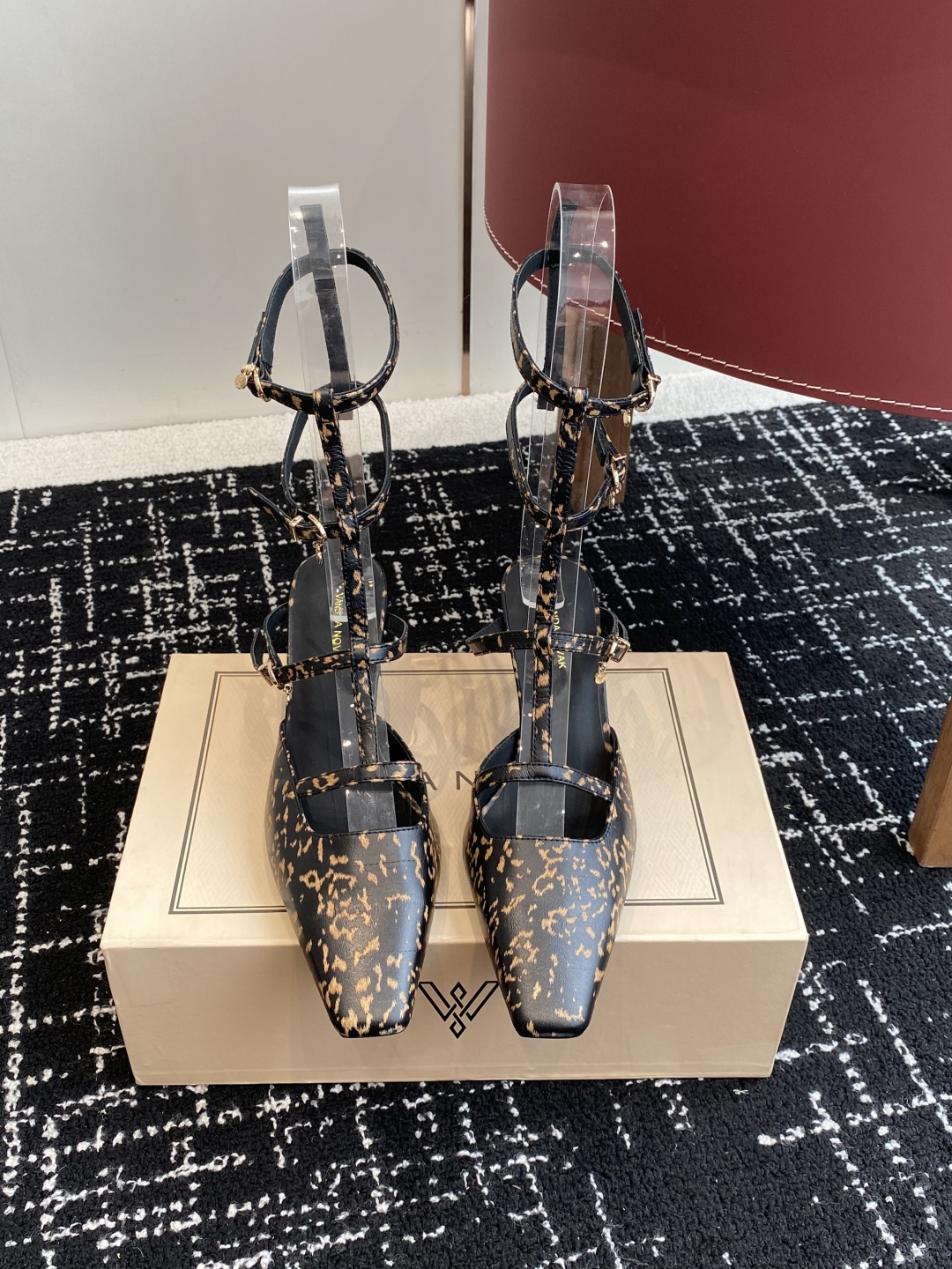 代购级
VANDA NOVAK来自意大利品牌  全网独家耗时3个月研发鞋跟独特设计重磅系列众多联手意大利