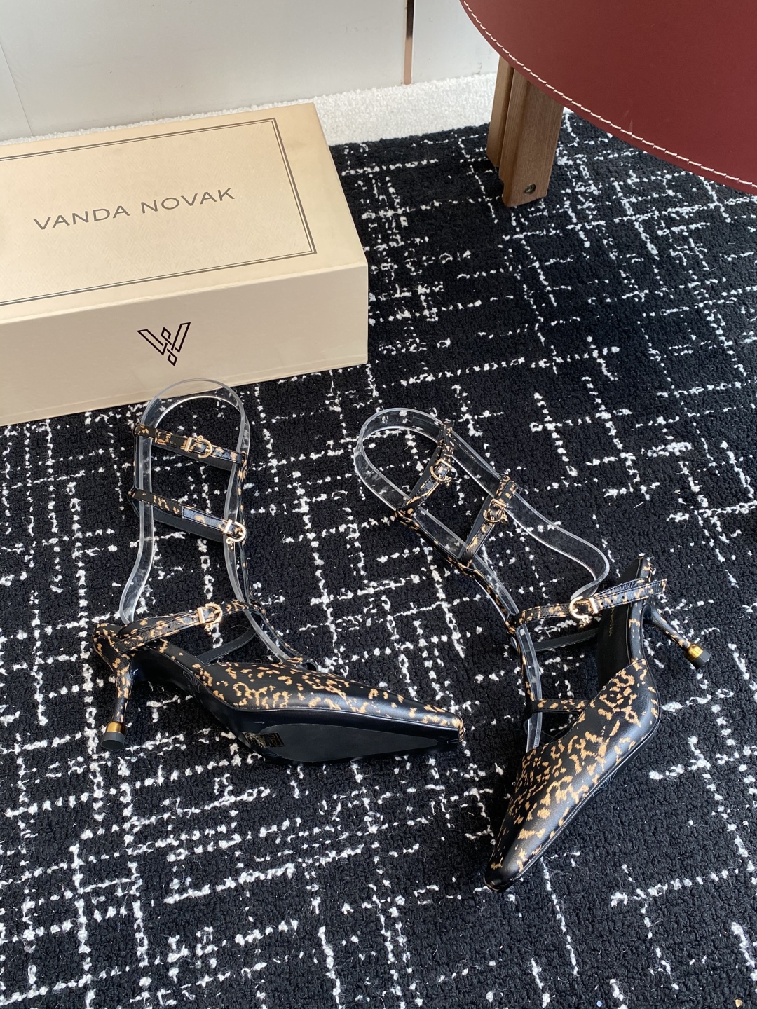 代购级
VANDA NOVAK来自意大利品牌  全网独家耗时3个月研发鞋跟独特设计重磅系列众多联手意大利
