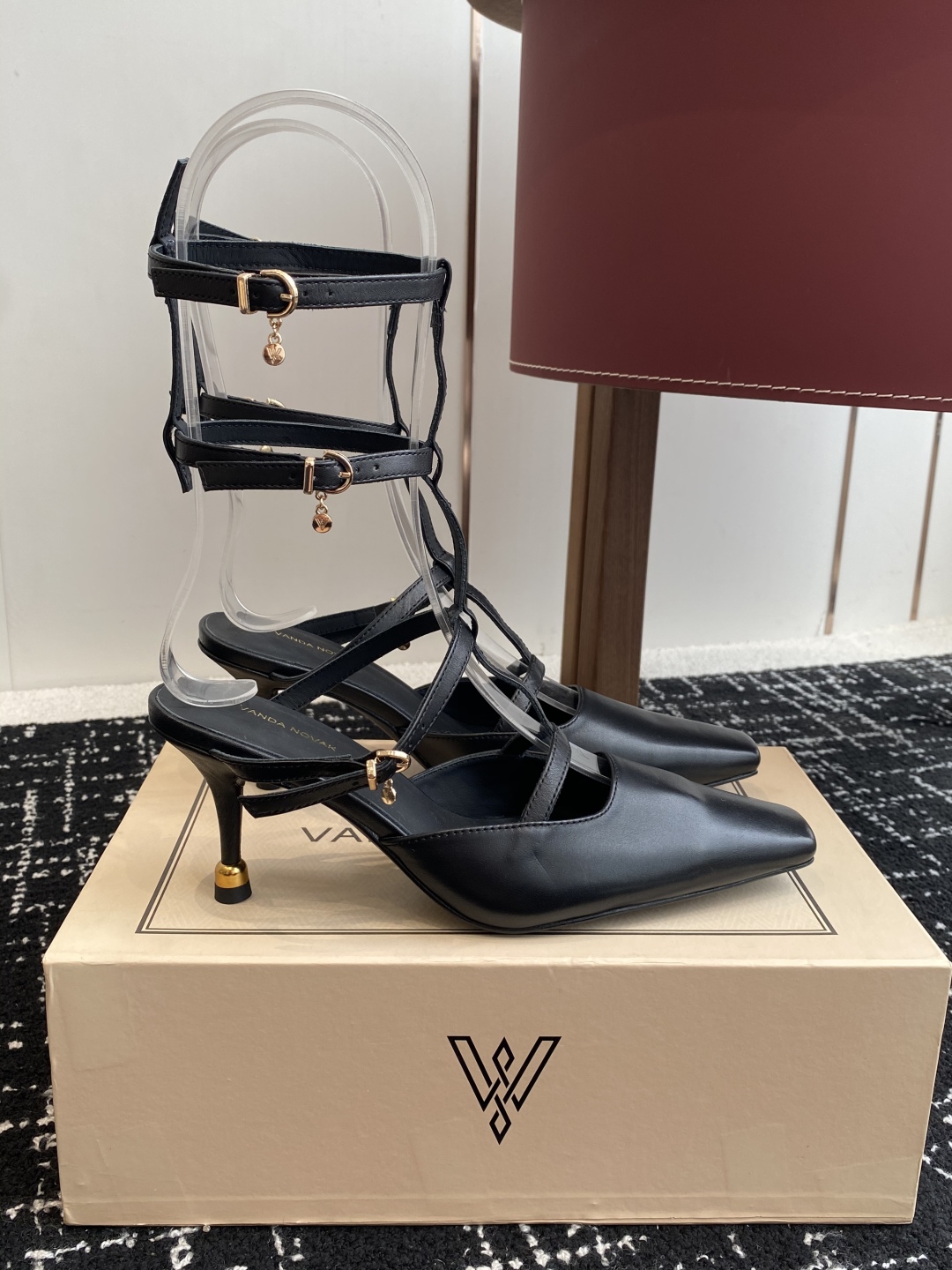 代购级
VANDA NOVAK来自意大利品牌  全网独家耗时3个月研发鞋跟独特设计重磅系列众多联手意大利
