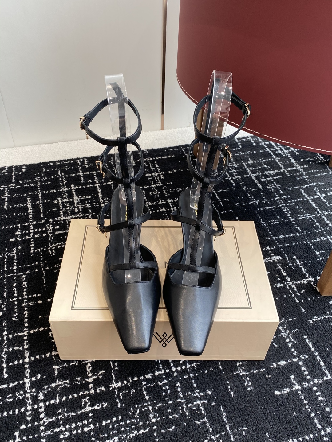代购级
VANDA NOVAK来自意大利品牌  全网独家耗时3个月研发鞋跟独特设计重磅系列众多联手意大利