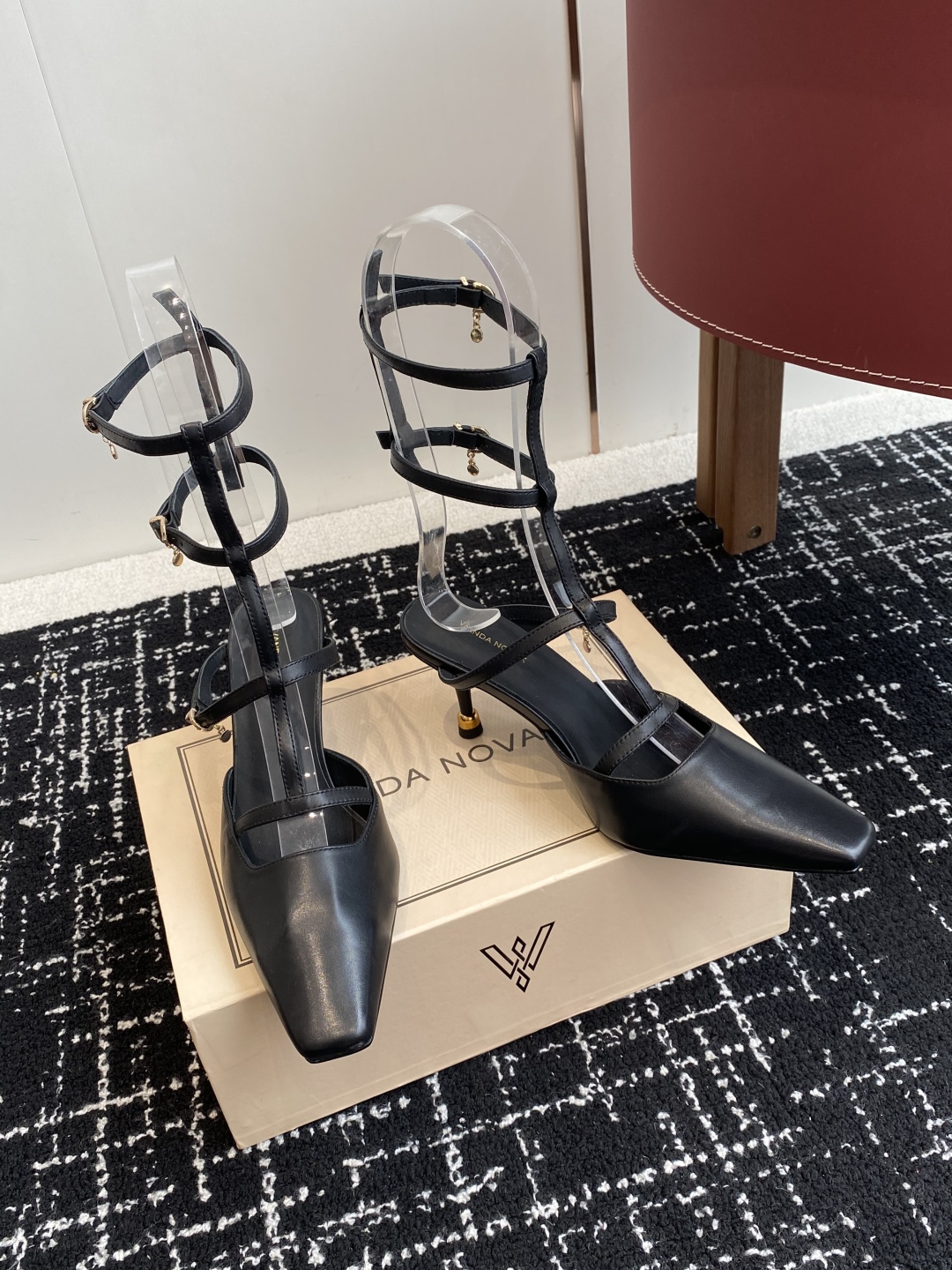 代购级
VANDA NOVAK来自意大利品牌  全网独家耗时3个月研发鞋跟独特设计重磅系列众多联手意大利