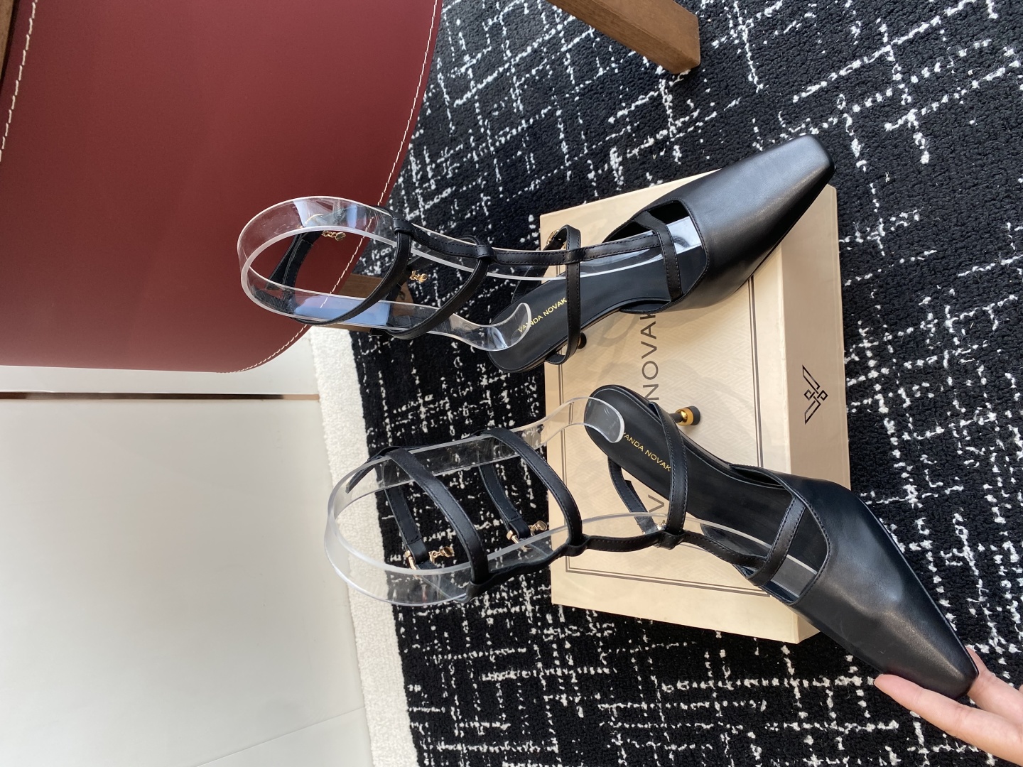 代购级
VANDA NOVAK来自意大利品牌  全网独家耗时3个月研发鞋跟独特设计重磅系列众多联手意大利