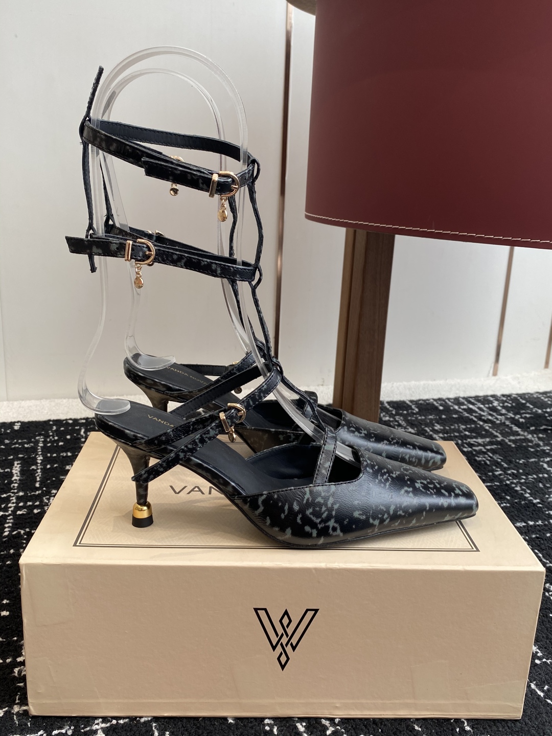 代购级
VANDA NOVAK来自意大利品牌  全网独家耗时3个月研发鞋跟独特设计重磅系列众多联手意大利