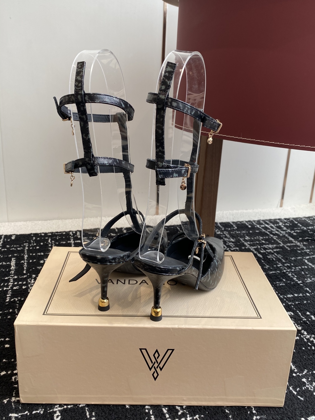 代购级
VANDA NOVAK来自意大利品牌  全网独家耗时3个月研发鞋跟独特设计重磅系列众多联手意大利