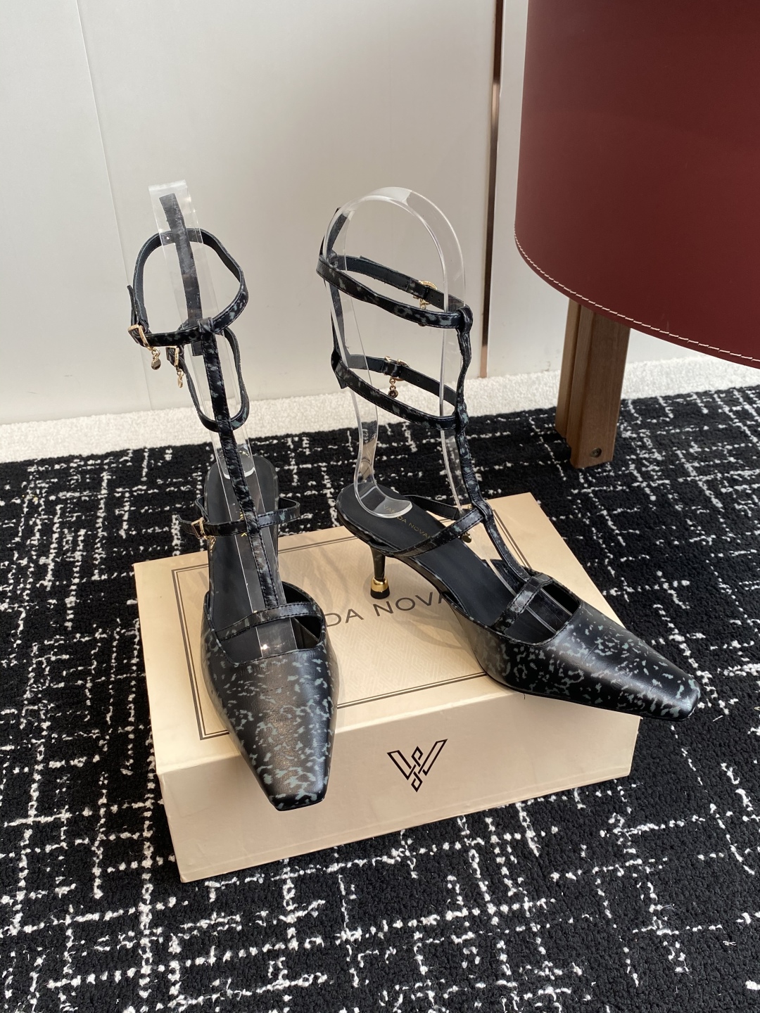 代购级
VANDA NOVAK来自意大利品牌  全网独家耗时3个月研发鞋跟独特设计重磅系列众多联手意大利