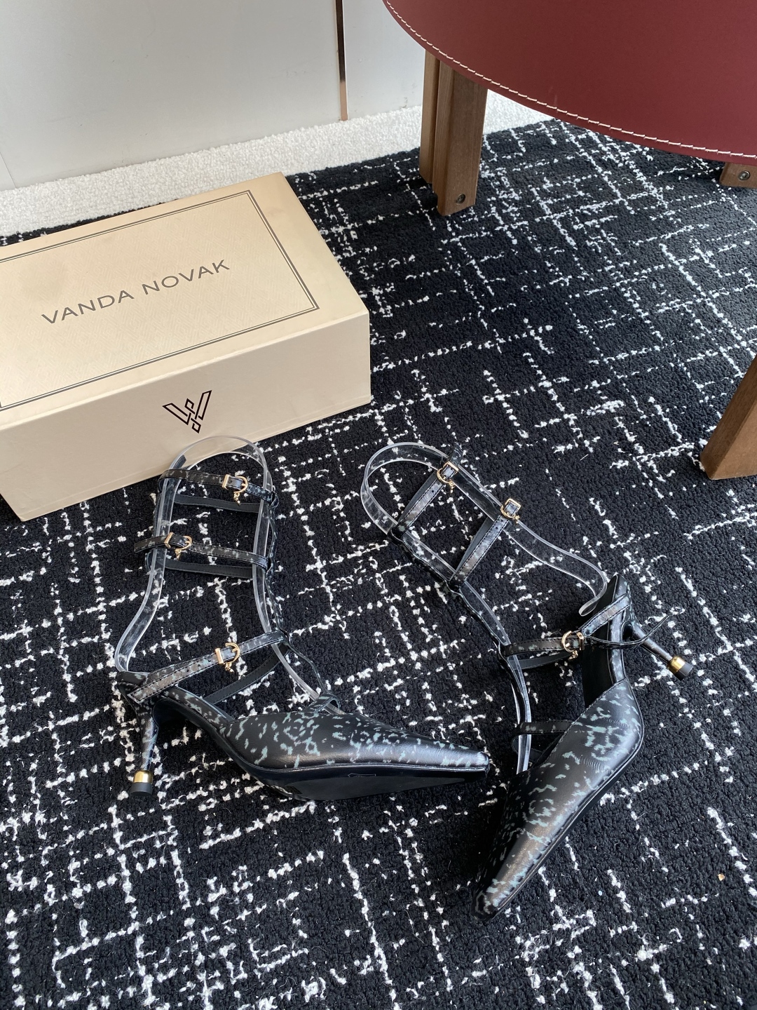代购级
VANDA NOVAK来自意大利品牌  全网独家耗时3个月研发鞋跟独特设计重磅系列众多联手意大利