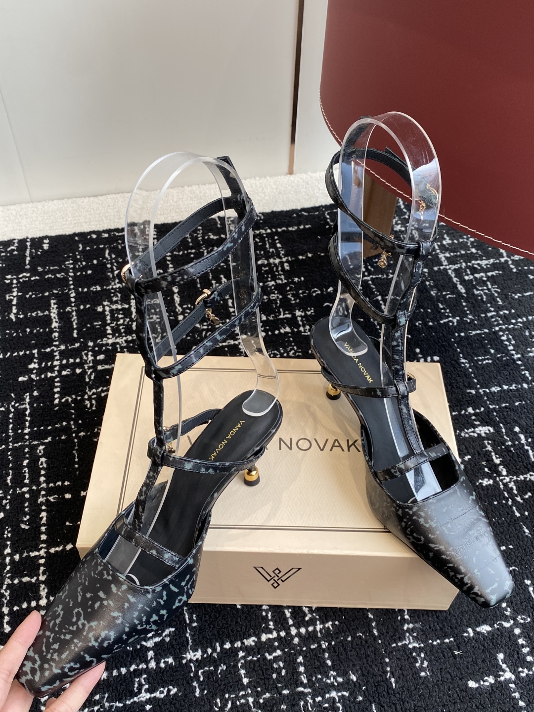 代购级
VANDA NOVAK来自意大利品牌  全网独家耗时3个月研发鞋跟独特设计重磅系列众多联手意大利