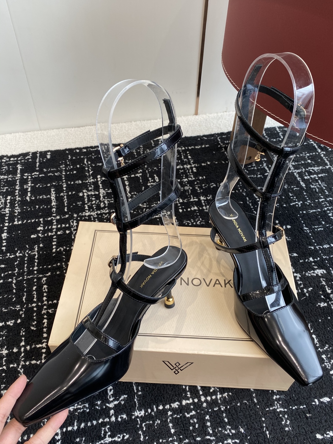 代购级
VANDA NOVAK来自意大利品牌  全网独家耗时3个月研发鞋跟独特设计重磅系列众多联手意大利