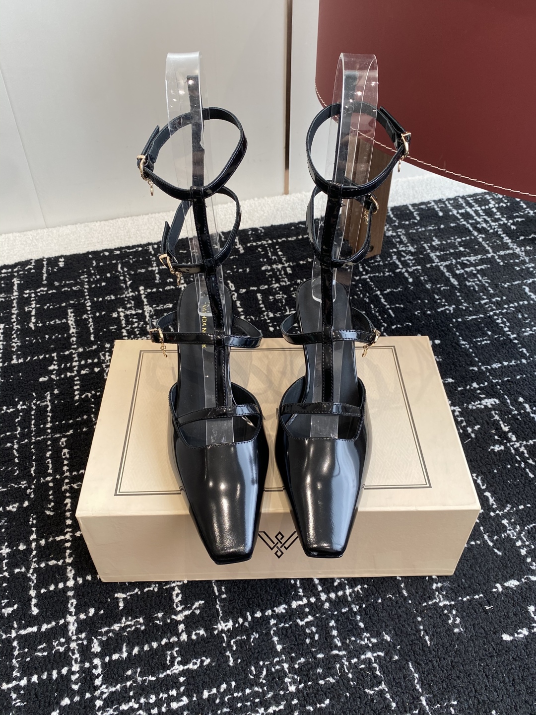 代购级
VANDA NOVAK来自意大利品牌  全网独家耗时3个月研发鞋跟独特设计重磅系列众多联手意大利