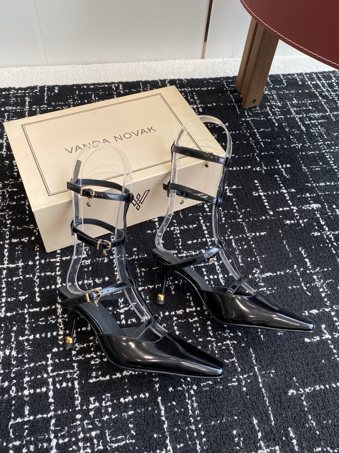 代购级
VANDA NOVAK来自意大利品牌  全网独家耗时3个月研发鞋跟独特设计重磅系列众多联手意大利