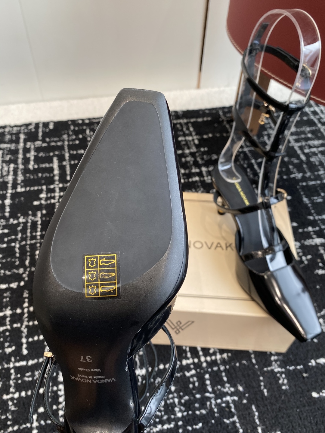 代购级
VANDA NOVAK来自意大利品牌  全网独家耗时3个月研发鞋跟独特设计重磅系列众多联手意大利