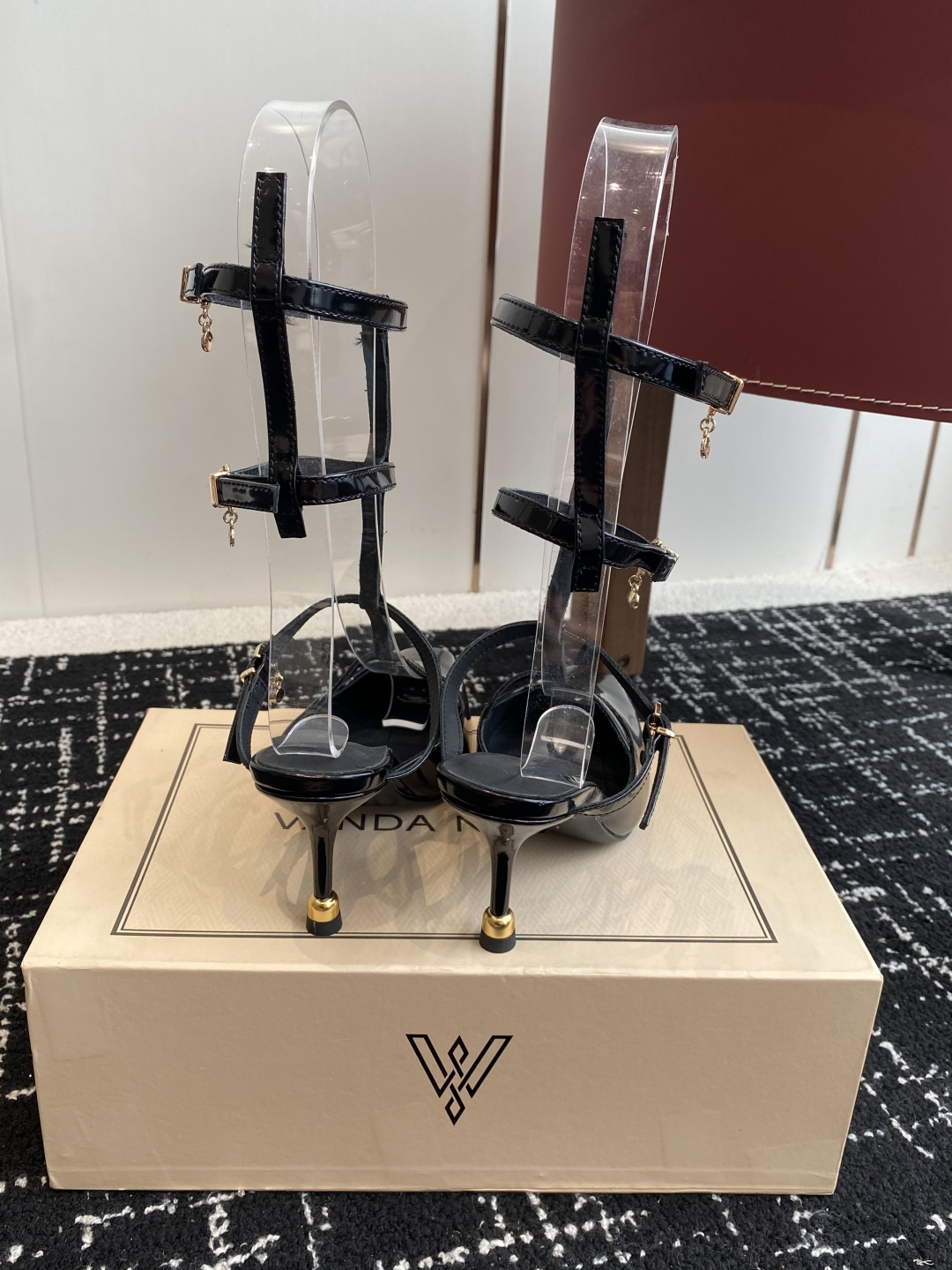 代购级
VANDA NOVAK来自意大利品牌  全网独家耗时3个月研发鞋跟独特设计重磅系列众多联手意大利