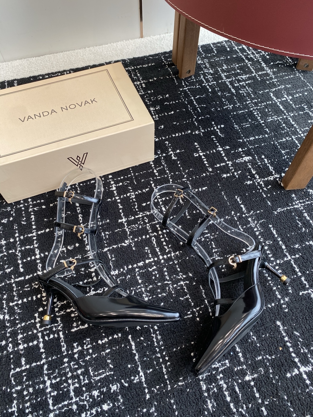 代购级
VANDA NOVAK来自意大利品牌  全网独家耗时3个月研发鞋跟独特设计重磅系列众多联手意大利