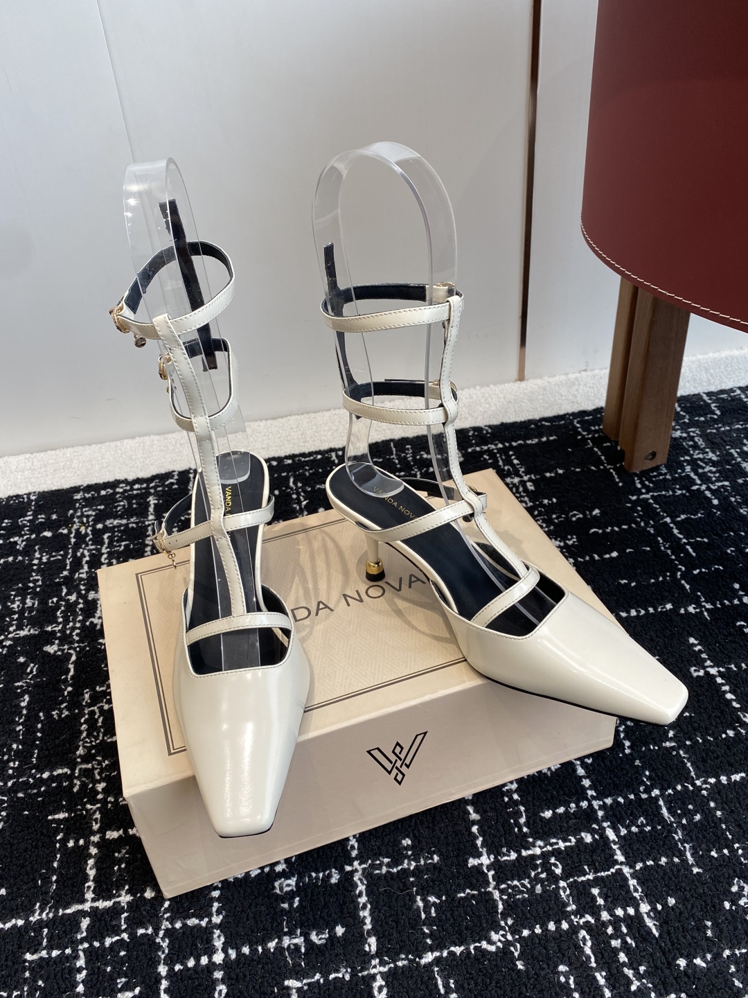 代购级
VANDA NOVAK来自意大利品牌  全网独家耗时3个月研发鞋跟独特设计重磅系列众多联手意大利