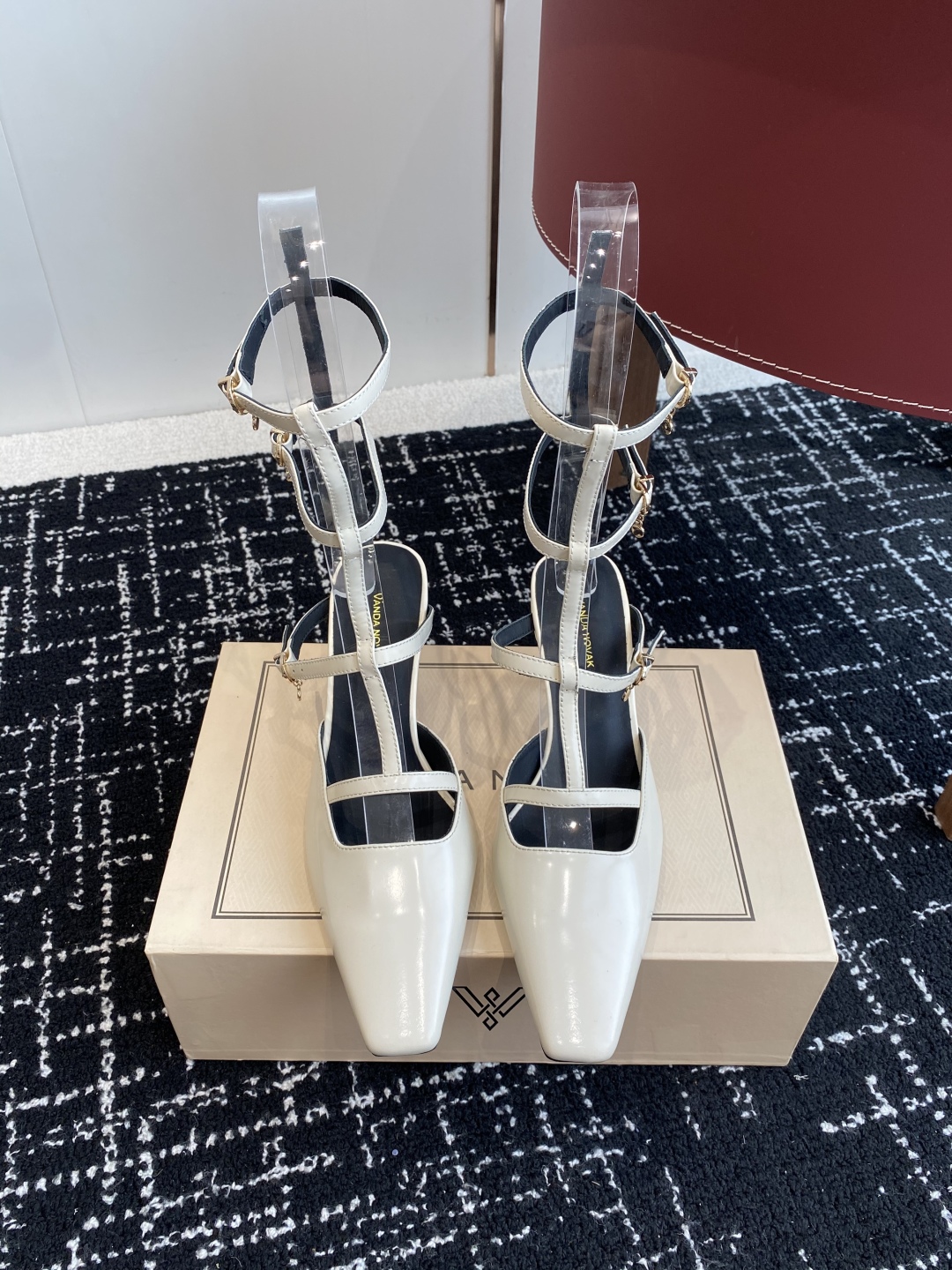 代购级
VANDA NOVAK来自意大利品牌  全网独家耗时3个月研发鞋跟独特设计重磅系列众多联手意大利