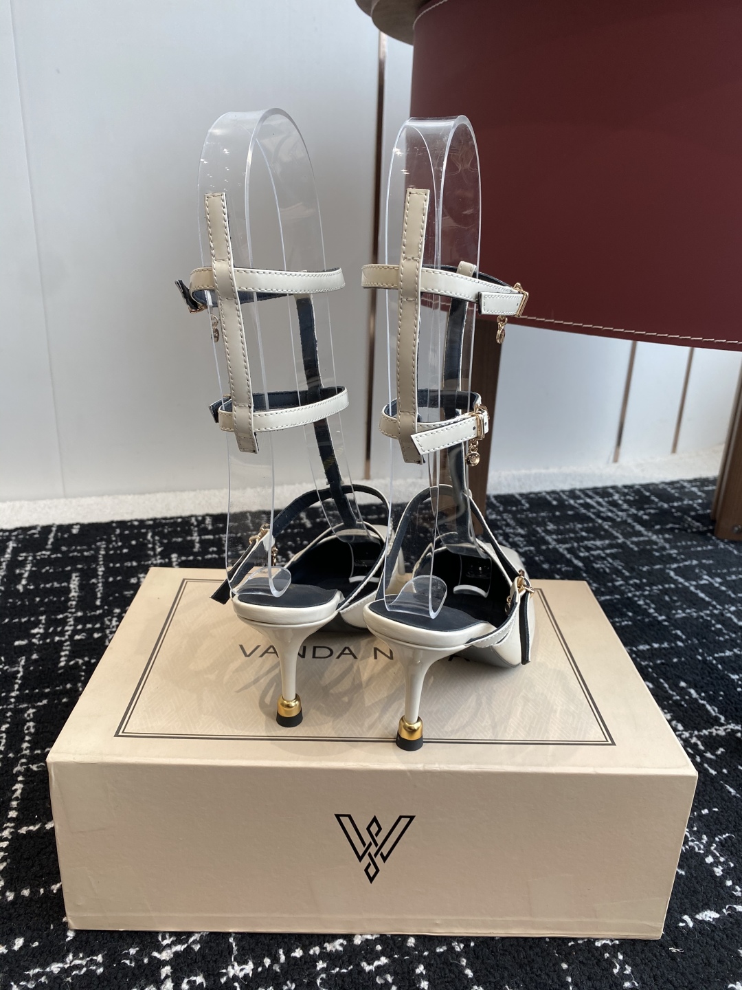 代购级
VANDA NOVAK来自意大利品牌  全网独家耗时3个月研发鞋跟独特设计重磅系列众多联手意大利