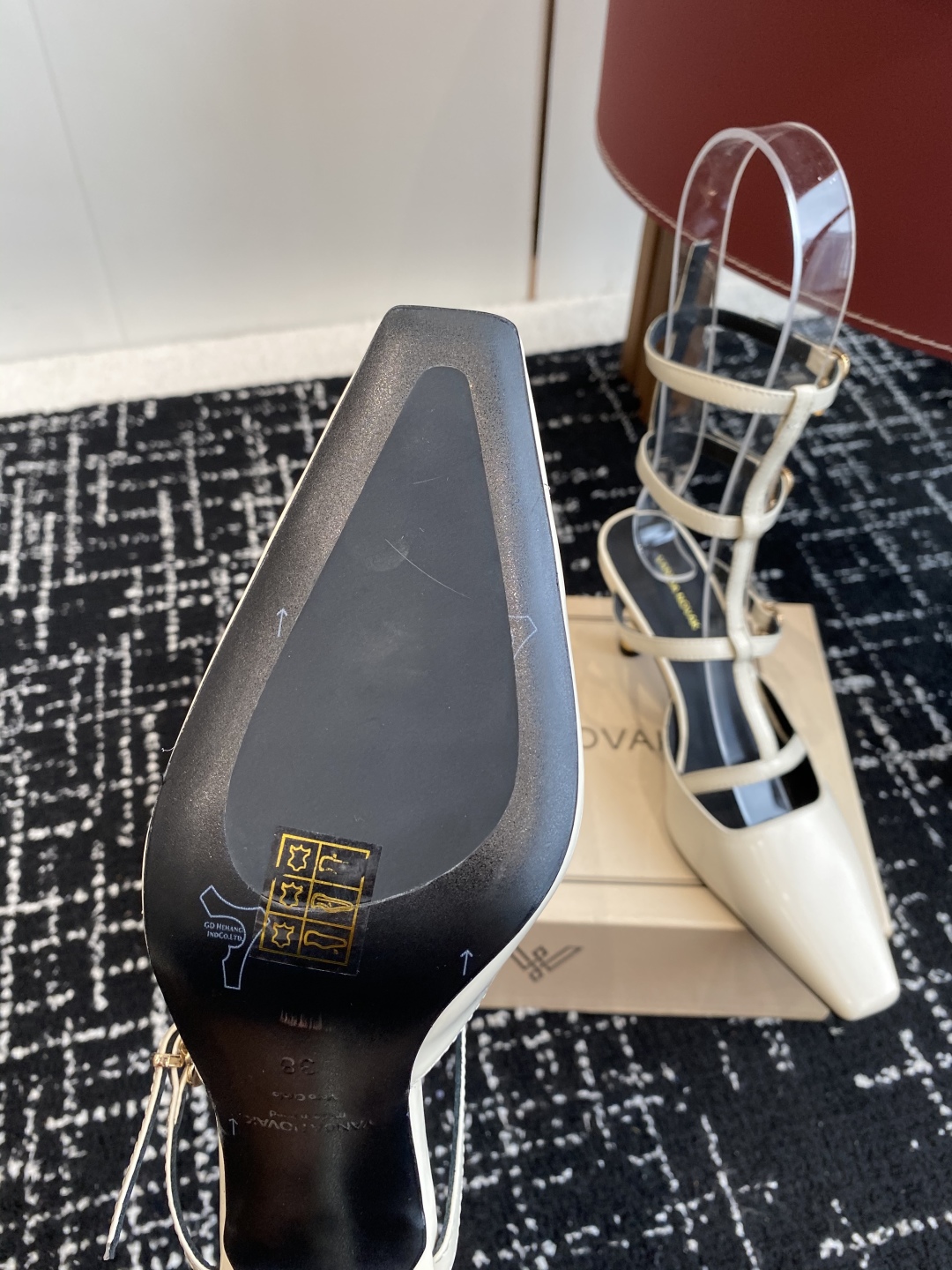 代购级
VANDA NOVAK来自意大利品牌  全网独家耗时3个月研发鞋跟独特设计重磅系列众多联手意大利