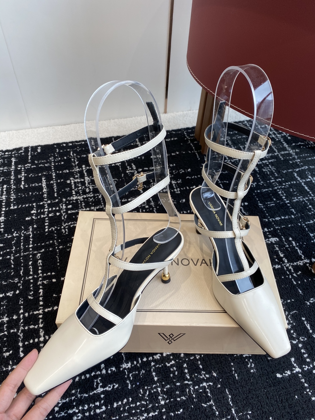 代购级
VANDA NOVAK来自意大利品牌  全网独家耗时3个月研发鞋跟独特设计重磅系列众多联手意大利