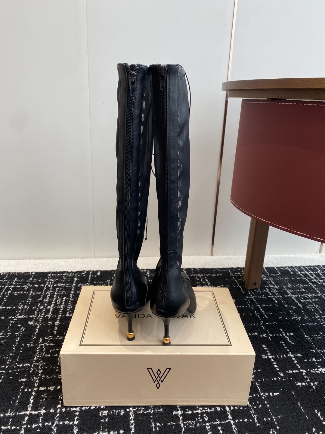 代购级
VANDA NOVAK来自意大利品牌  全网独家
耗时3个月研发 鞋跟独特设计酒杯 重磅系列

