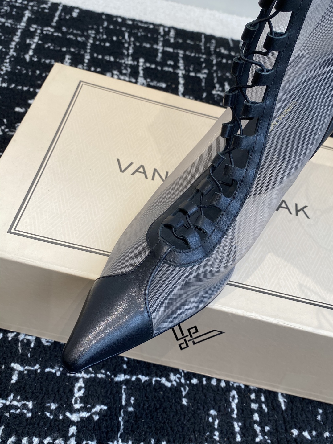 代购级
VANDA NOVAK来自意大利品牌  全网独家
耗时3个月研发 鞋跟独特设计酒杯 重磅系列

