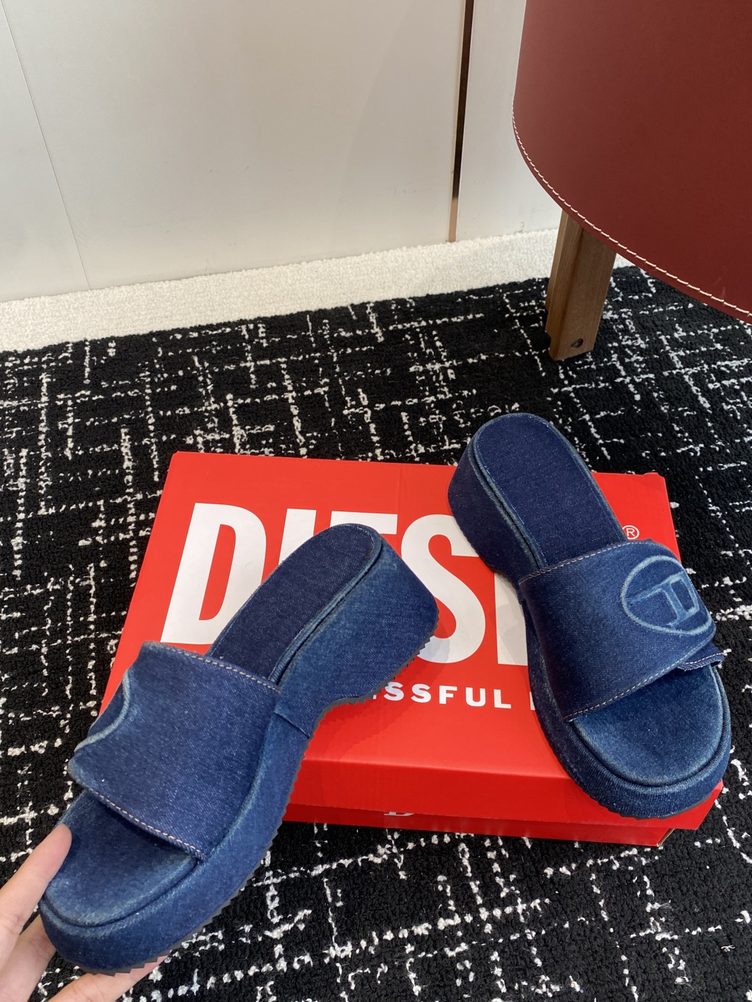 代购级
DIESEL 25ss 春夏最新款水洗牛仔布厚底 拖鞋

超多网红时尚博主种草 夏季必备款 这季