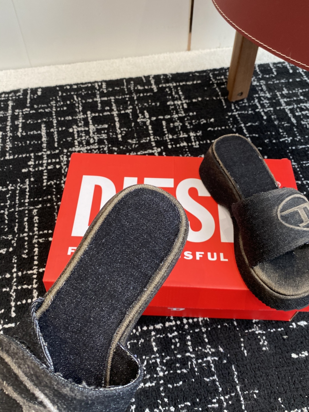 代购级
DIESEL 25ss 春夏最新款水洗牛仔布厚底 拖鞋

超多网红时尚博主种草 夏季必备款 这季