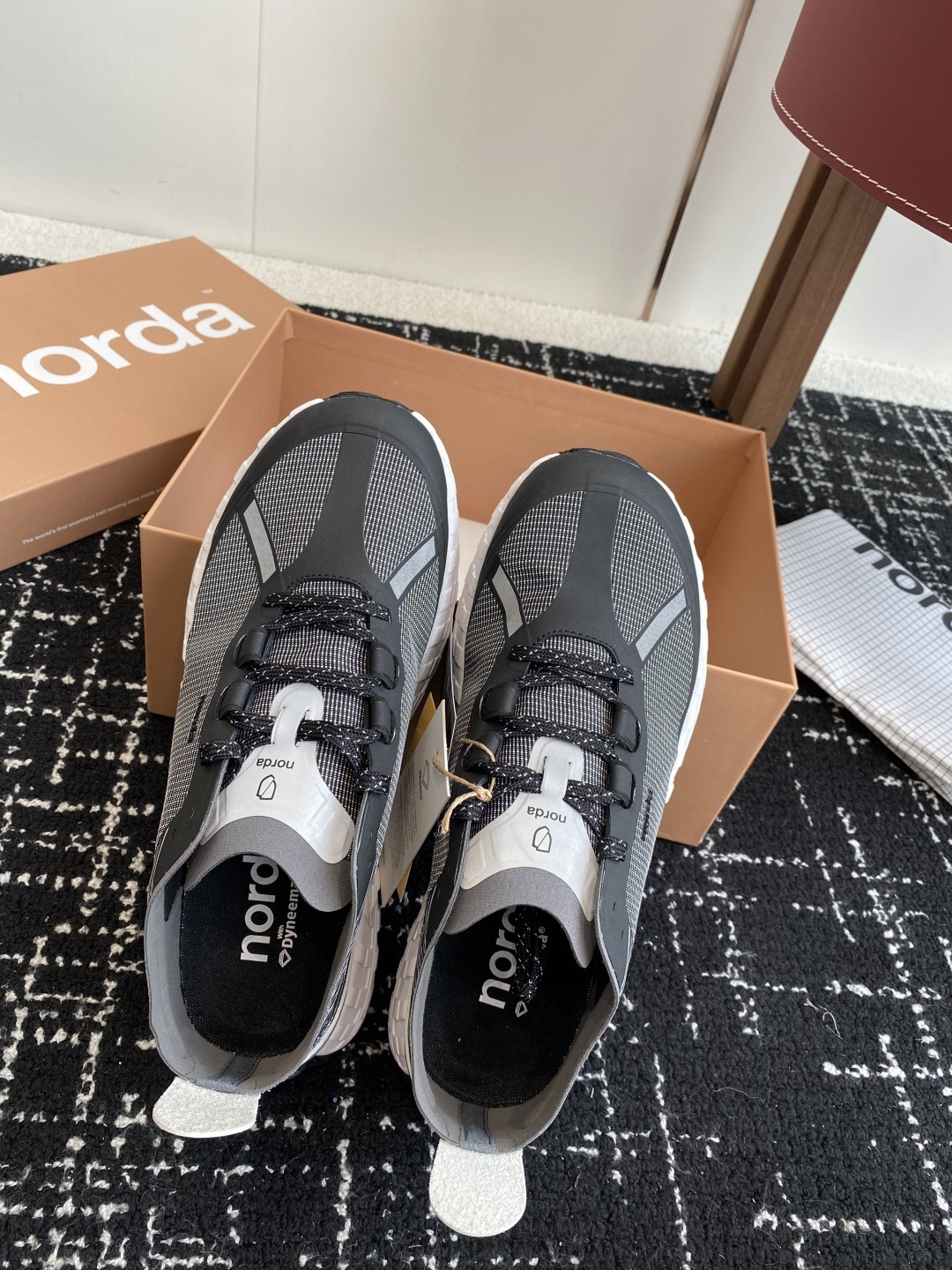 代购级
Norda 户外运动鞋,专为挑战荒野与山野的勇者设计。采用尖端科技与高性能材质,轻量化鞋身搭配强