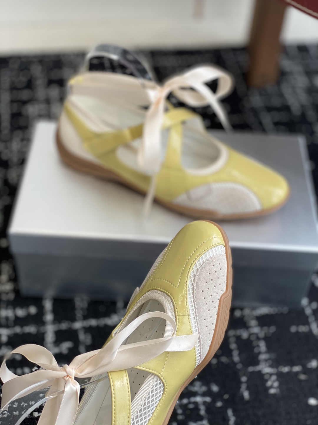 代购级
27QUAI 25ss 春夏新款 走秀款德训 拳击鞋 芭蕾舞 休闲鞋

设计理念源于拳击鞋和芭蕾
