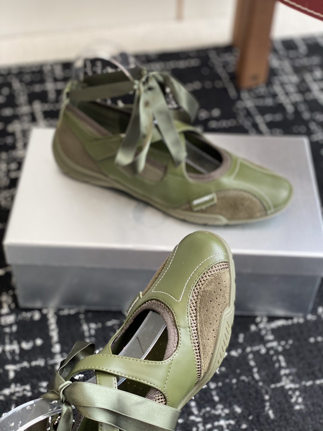 代购级
27QUAI 25ss 春夏新款 走秀款德训 拳击鞋 芭蕾舞 休闲鞋

设计理念源于拳击鞋和芭蕾