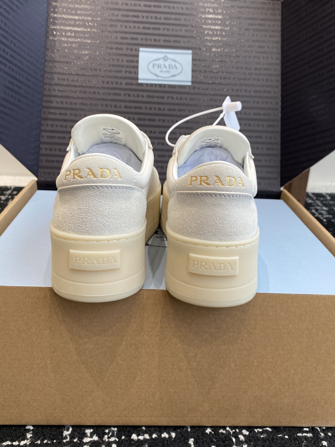 东莞代购级（官网同步✈️盒包装）
Prada 25ss p家 25春夏厚底小白鞋（德训风格）

麂皮和光