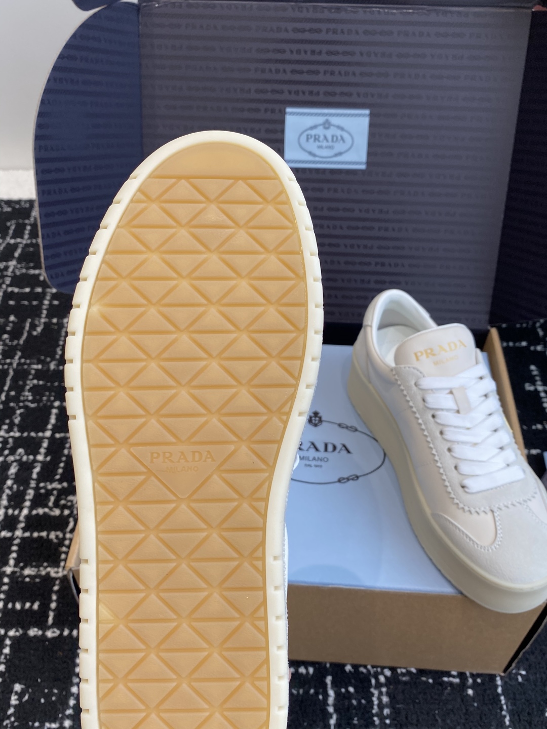 东莞代购级（官网同步✈️盒包装）
Prada 25ss p家 25春夏厚底小白鞋（德训风格）

麂皮和光
