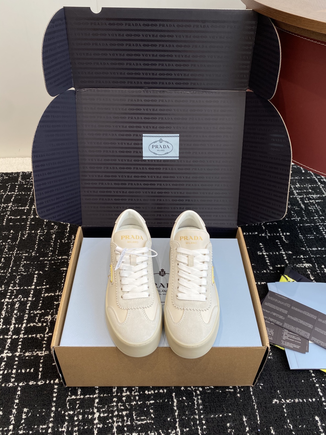 东莞代购级（官网同步✈️盒包装）
Prada 25ss p家 25春夏厚底小白鞋（德训风格）

麂皮和光