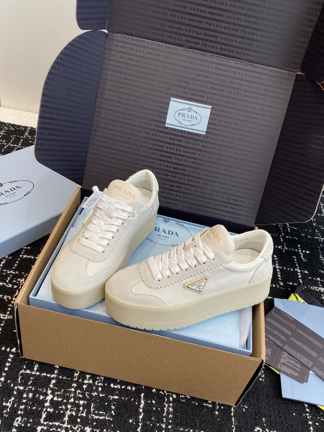 东莞代购级（官网同步✈️盒包装）
Prada 25ss p家 25春夏厚底小白鞋（德训风格）

麂皮和光