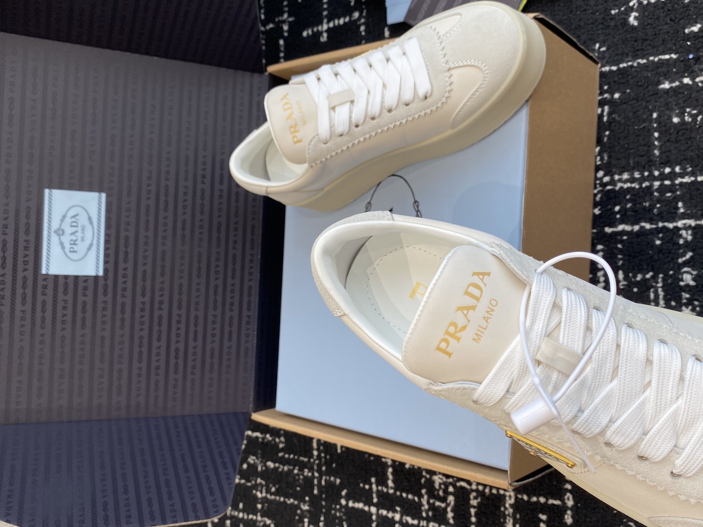 东莞代购级（官网同步✈️盒包装）
Prada 25ss p家 25春夏厚底小白鞋（德训风格）

麂皮和光