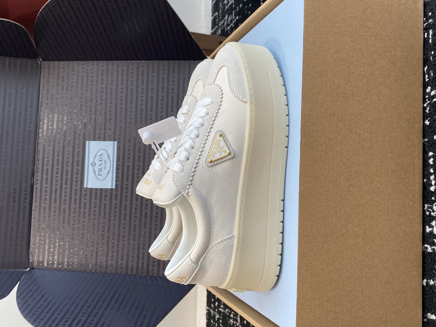 东莞代购级（官网同步✈️盒包装）
Prada 25ss p家 25春夏厚底小白鞋（德训风格）

麂皮和光