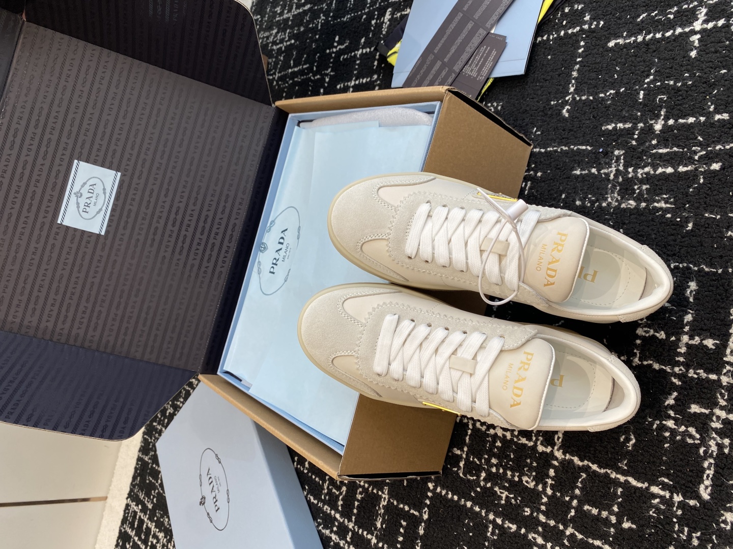 东莞代购级（官网同步✈️盒包装）
Prada 25ss p家 25春夏厚底小白鞋（德训风格）

麂皮和光