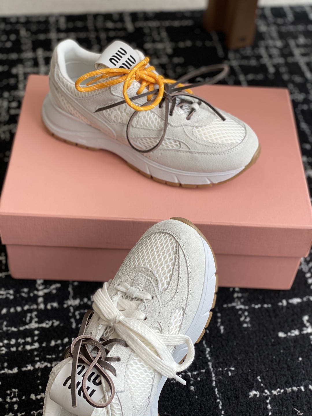 代购级
miumiu  25ss 春夏新款 厚底 运动休闲鞋 

简约造型，超轻原版开模鞋底，脚感妥妥满