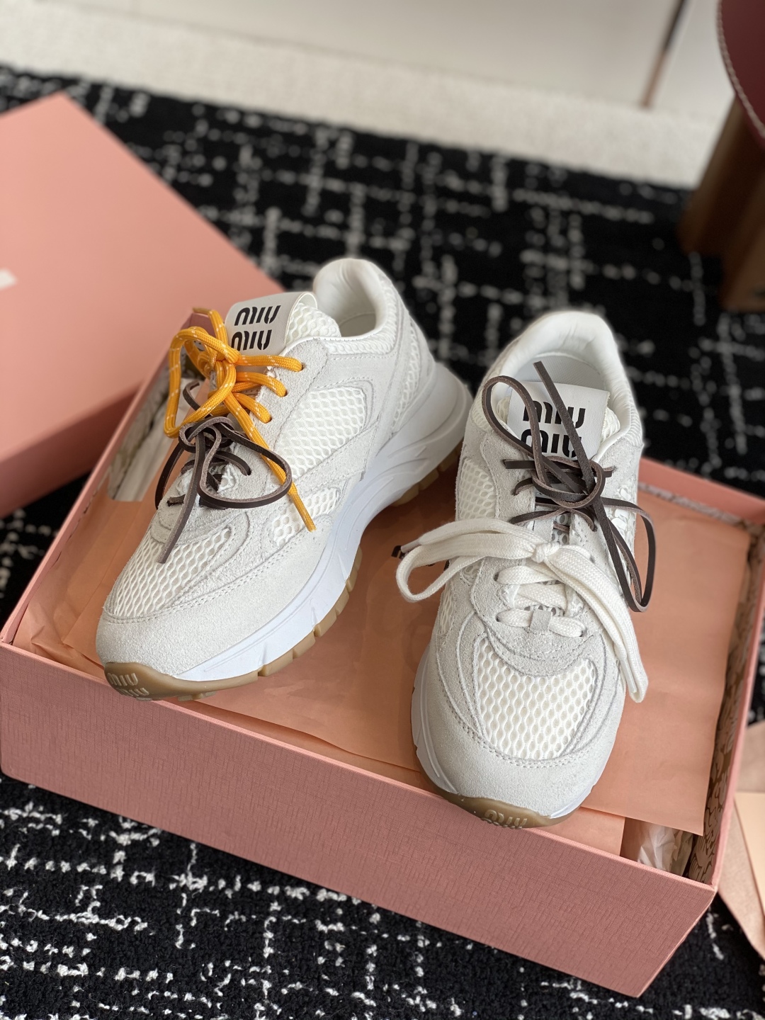 代购级
miumiu  25ss 春夏新款 厚底 运动休闲鞋 

简约造型，超轻原版开模鞋底，脚感妥妥满