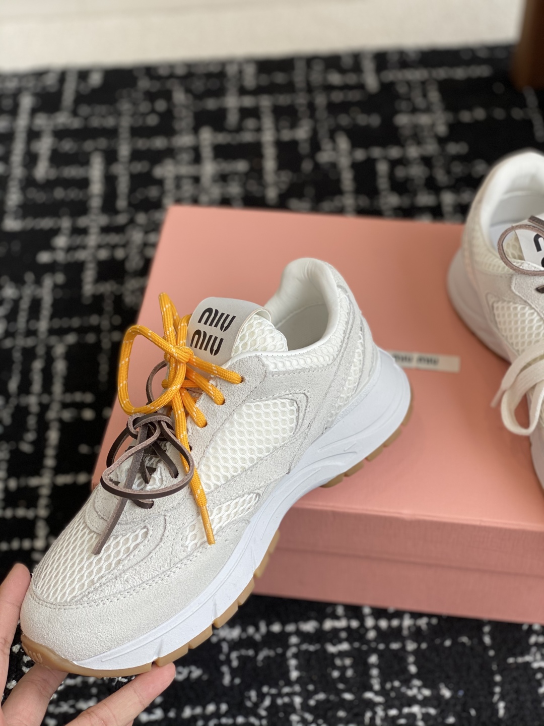 代购级
miumiu  25ss 春夏新款 厚底 运动休闲鞋 

简约造型，超轻原版开模鞋底，脚感妥妥满