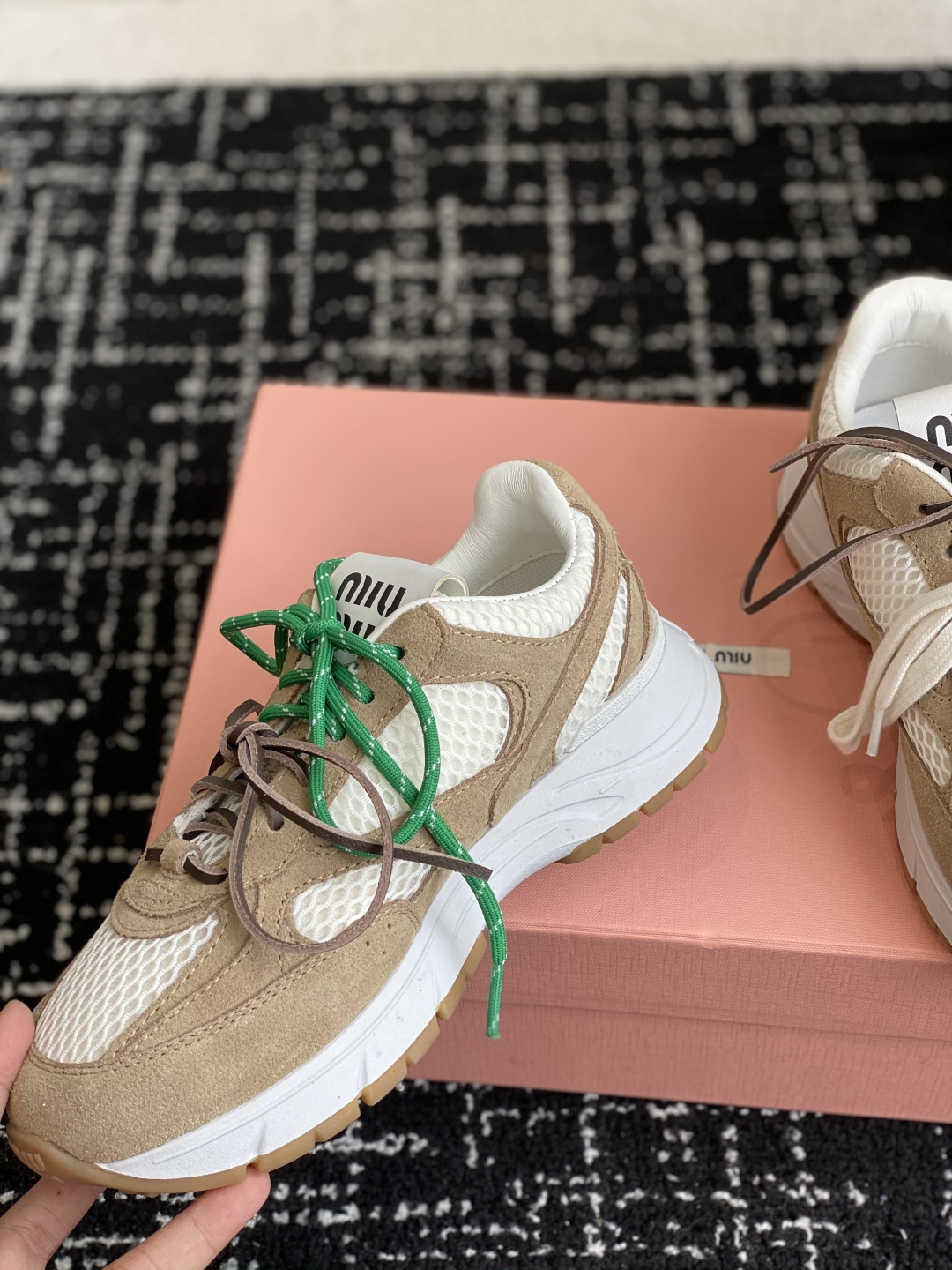 代购级
miumiu  25ss 春夏新款 厚底 运动休闲鞋 

简约造型，超轻原版开模鞋底，脚感妥妥满