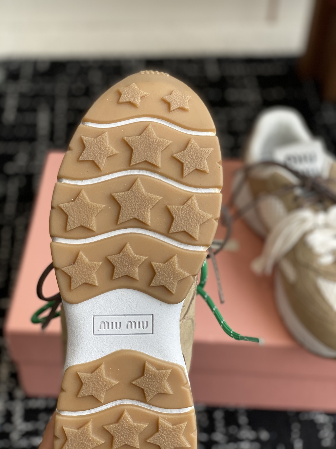 代购级
miumiu  25ss 春夏新款 厚底 运动休闲鞋 

简约造型，超轻原版开模鞋底，脚感妥妥满