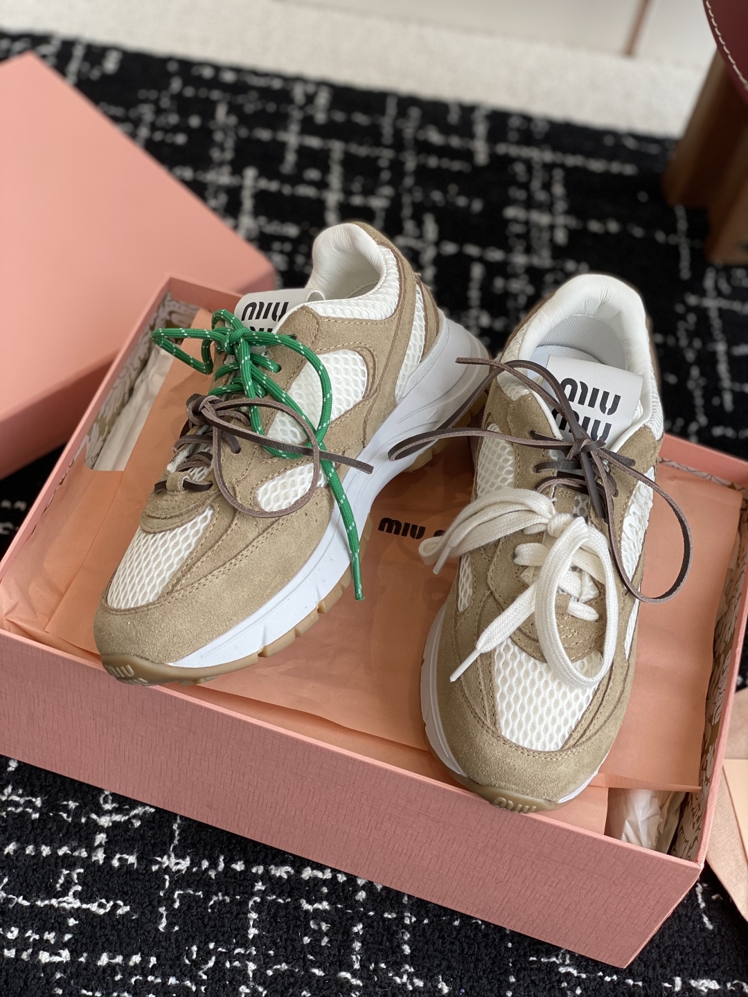 代购级
miumiu  25ss 春夏新款 厚底 运动休闲鞋 

简约造型，超轻原版开模鞋底，脚感妥妥满