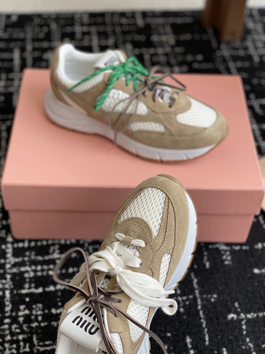 代购级
miumiu  25ss 春夏新款 厚底 运动休闲鞋 

简约造型，超轻原版开模鞋底，脚感妥妥满