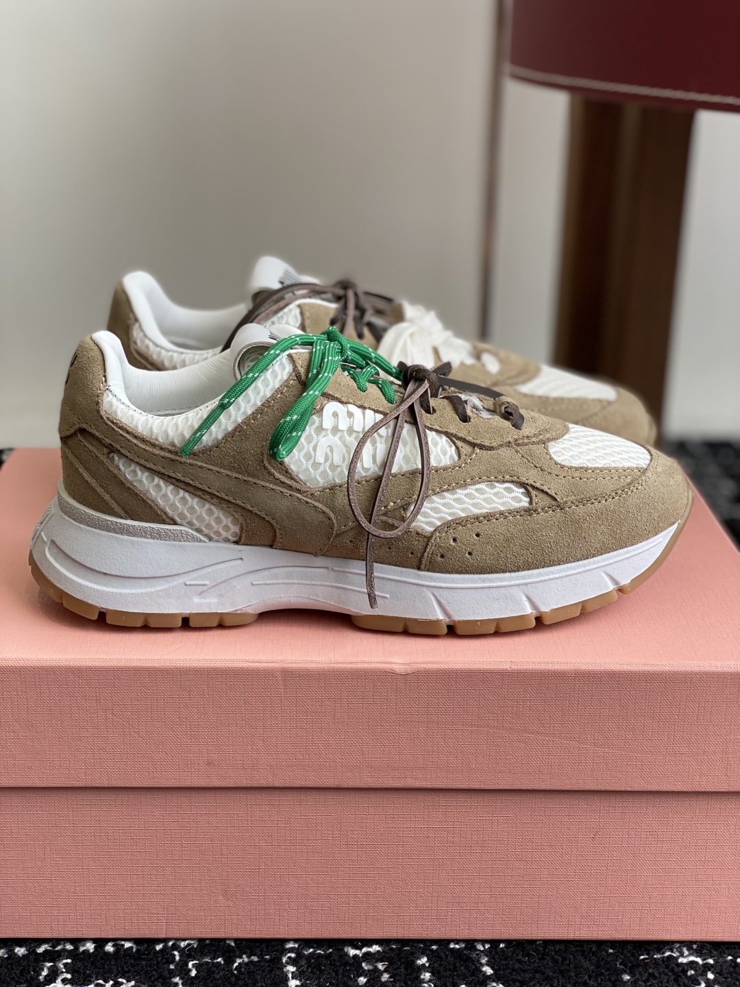 代购级
miumiu  25ss 春夏新款 厚底 运动休闲鞋 

简约造型，超轻原版开模鞋底，脚感妥妥满